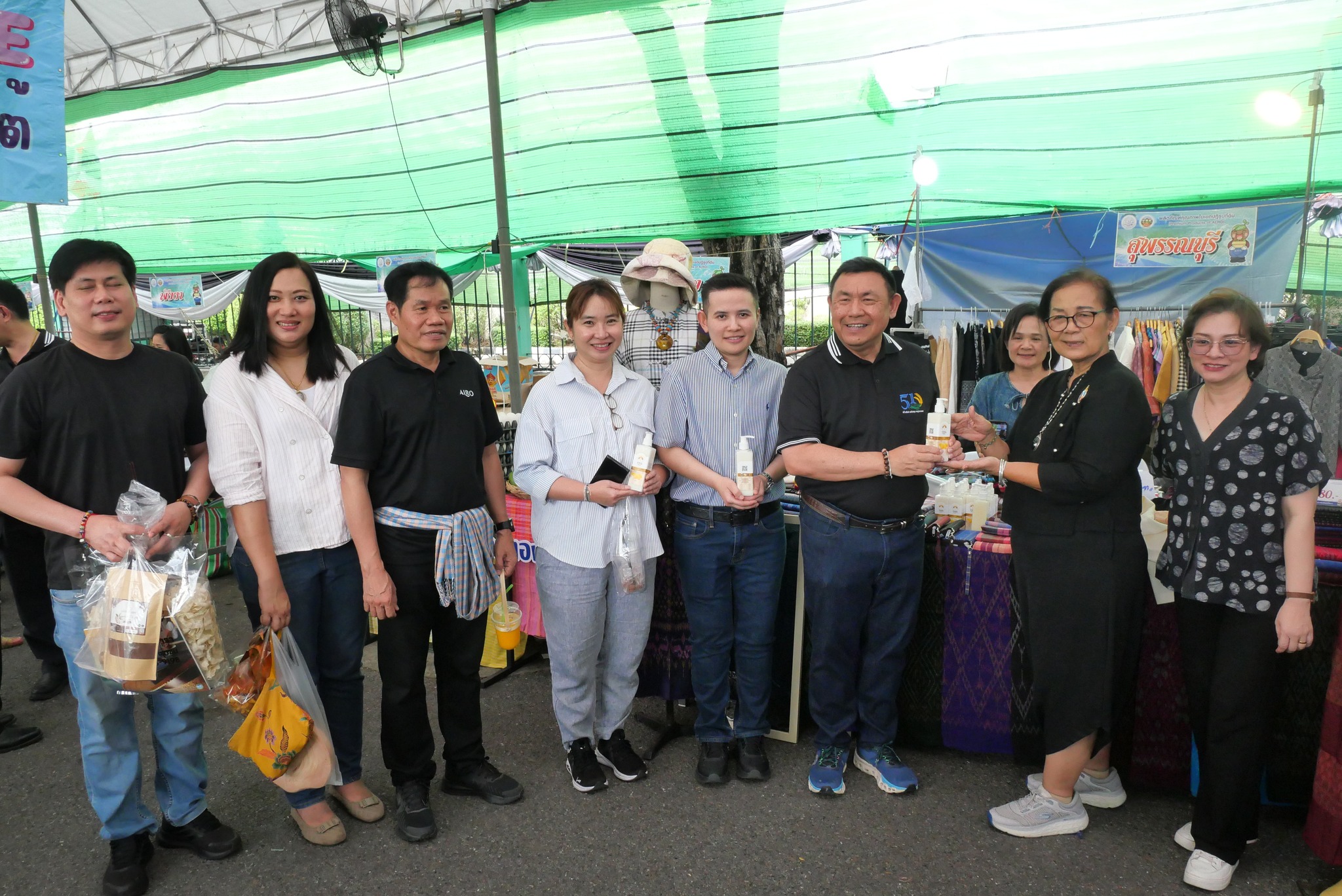 title - เลขาธิการ ส.ป.ก. เยี่ยมทักทายเกษตรกรและซื้อสินค้าในบรรยากาศวันสุดท้ายของการออกร้านขายสินค้า จากเขตปฏิรูปที่ดิน ส่งท้ายงานครบรอบ 51 ปี ส.ป.ก.